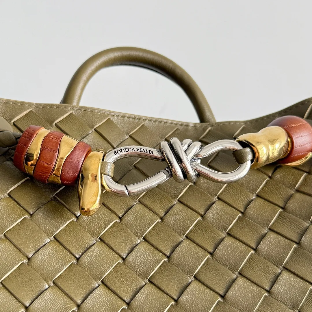 The new Andiamo batch of 3060 BV is shipped‼ ️The classic intercciato weaving process is used to create a soft bag, the metal knot is made of micro-cast aluminum using jewelry technology🪢, and the decorative beads are made of metal and hand-polished oak, allowing you to jump repeatedly between elegance and fun💃, making it unpredictable. Classic and versatile, it shows off your temperament, and the bag has a large capacity, making it very convenient for daily commuting! It has a variety of carrying methods, the shoulder straps can be adjusted by yourself, the original lambskin feels soft and delicate, and the unisex style breaks gender boundaries and brings a more practical and long-lasting use experience. The Andiamo, which has both elegant and casual styles, perfectly interprets the "fashionable old money style". Style number: 743568+wood hardware Color: earthy brown silver buckle Size: 25*22*10.5cm